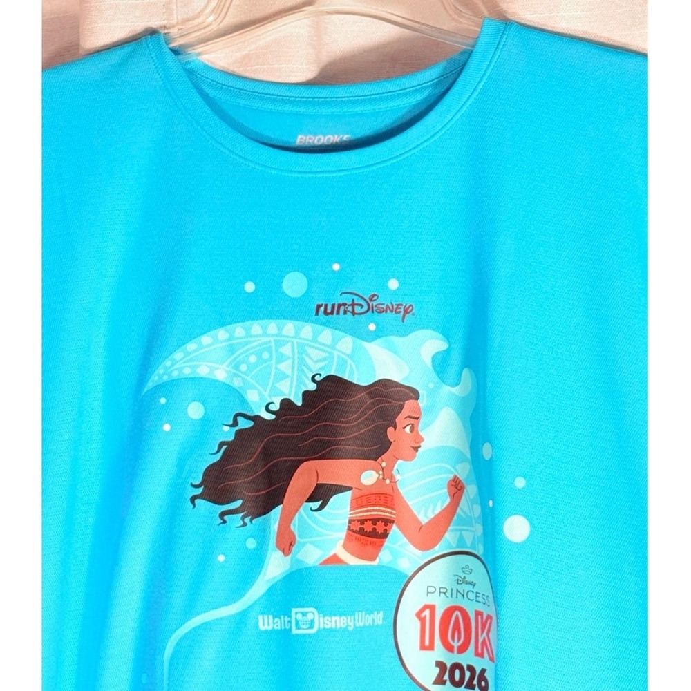 Brooks Run Disney Princess Moana size XL 10K 2026 Women's Aqua Performance Tee
